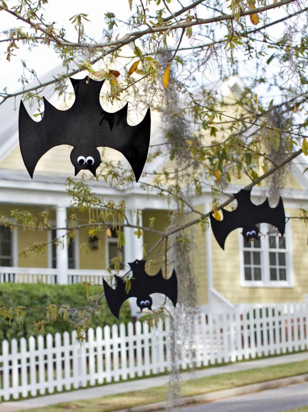 https://juelzjohn.com/wp-content/uploads/2018/08/cheap-diy-halloween-decorations-17.jpeg