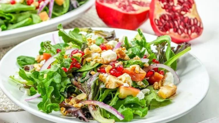 Christmas salad ideas that are hearty & family friendly