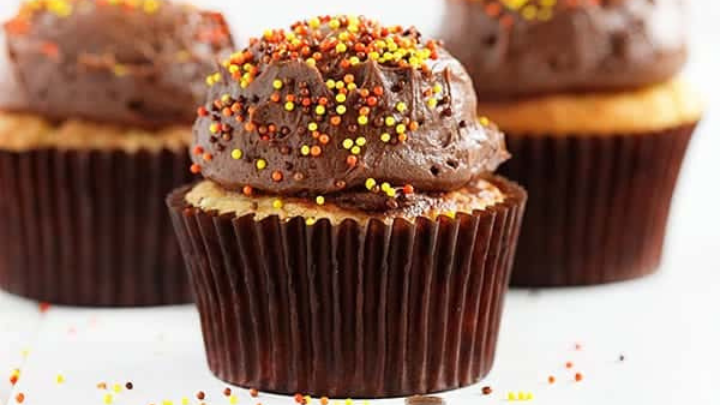 19 Best Fall cupcake ideas that are moist, easy & delicious